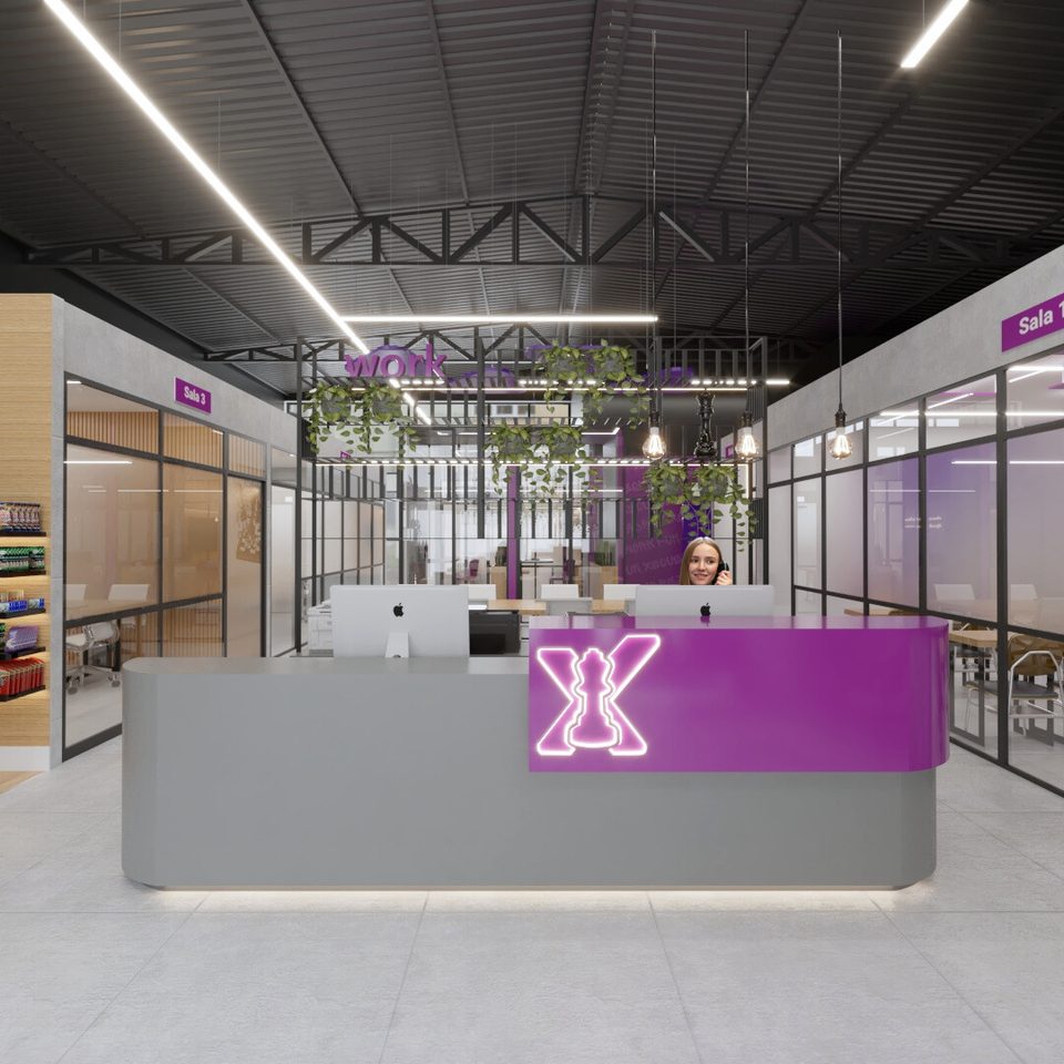 Balcão da recepção do coworking, em cinza claro com uma faixa roxa e o X da marca em neon, sob pé-direito alto com estrutura metálica aparente e luminárias lineares
