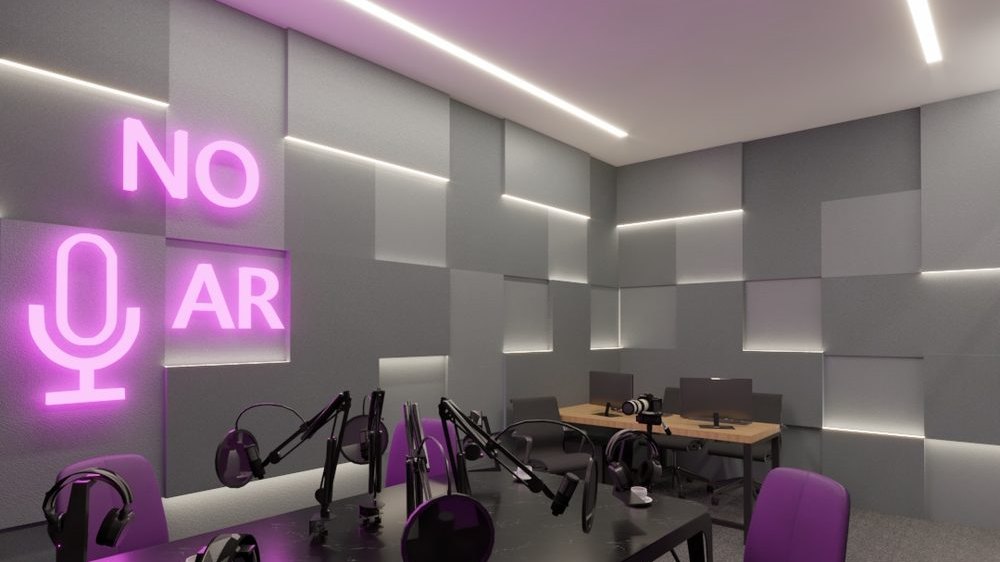 O studio de podcast: microfones de braço articulado sobre a mesa, fones de ouvido, cadeiras roxas, parede de espuma acústica e um letreiro em neon escrito no ar